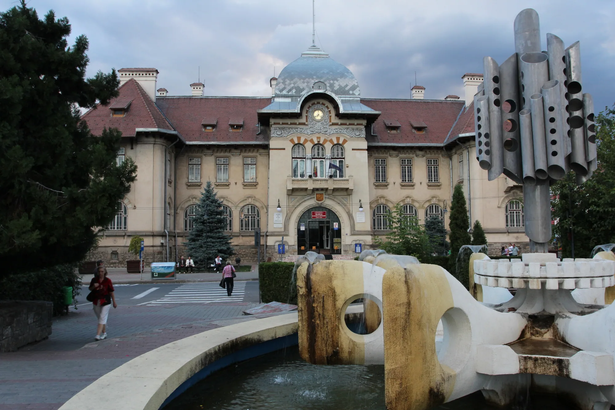 The facade of the Administrative Palace, home of the museum, with its dome and the fountain in front